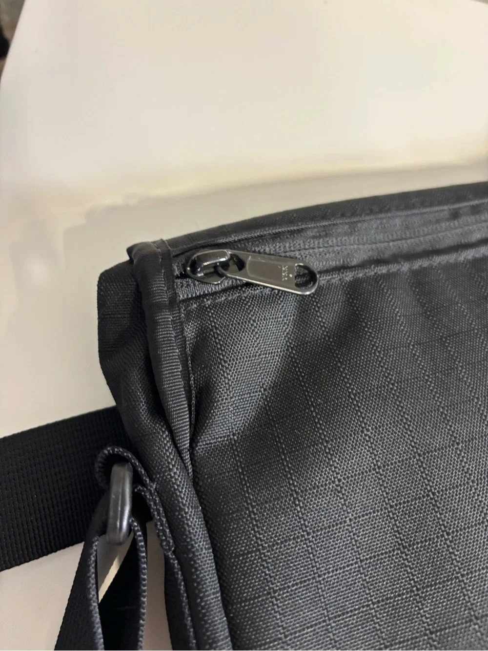 Dakine Hudson Messenger Bag 20L Black Laptop Crossbody Briefcase Travel